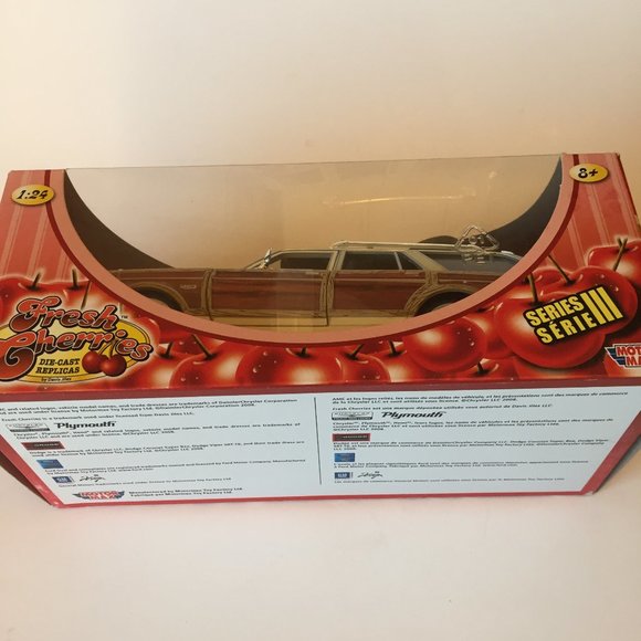 Motor Max 1:24 1979 Chrysler LeBaron Town & Country Wagon Die-Cast Replica Car - Picture 4 of 5